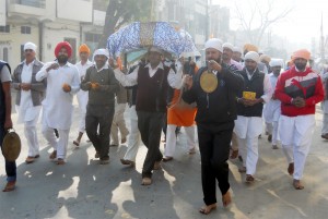 श्री गुरू ग्रंथ साहिब जी की पालकी लाते श्रद्वाल्लु। (छाया : जिंदल)