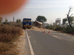 फोटो कैप्शन : सडक़ पर खड़ी तूड़ी की ट्राली। (छाया : जिंदल) 