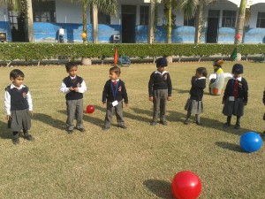  खेल का आनंद लेते नन्हे विद्यार्थी। (छाया : जिंदल)